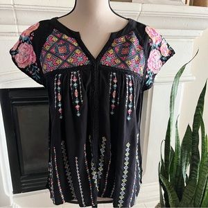 Savanna Jane Flower Embroidered Black
Short Sleeve Top Blouse - M